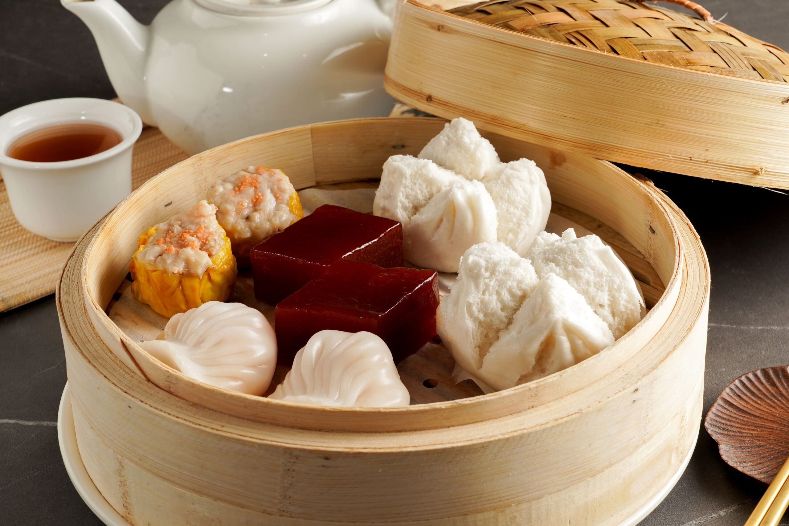 Sun Ming Yuen Banquet Sun Ming Yuen Banquet was established in 1992, offering exquisite handmade dim sum, wok-fried dishes, fresh seafood and charcoal-roasted delicacies. The newly opened Shing Ming Yuen Banquet Hall in Fanling features an elegant setting with opulent décor, ideal for all manner of banquets and family gatherings.